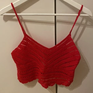 Topp strl. S! - Säljer denna stickade topp från H&M i storlek S! Prislapp kvar och aldrig använd, säljer den för 100kr!