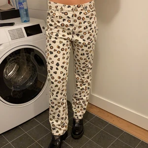 Leopardjeans ifrån Weekday - Coola jeans ifrån Weekday, W28 L30. Rak modell, jag är 168 cm och längden är perfekt för mig. Köparen står för frakt❤️