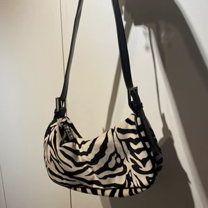 väska  - Snygg zebra väska ifrån gina, nästan nyskick. 