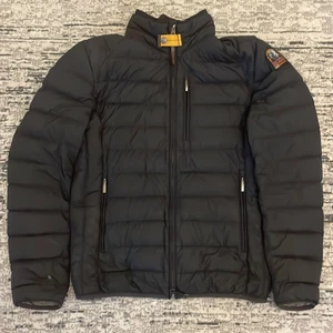 Äkta parajumper jacka - Passar till höst/vinter bra skick (har ett litet hål vid högra ärmen men syns inte) kolla 3 bilden, den är storlek S men passar Xs