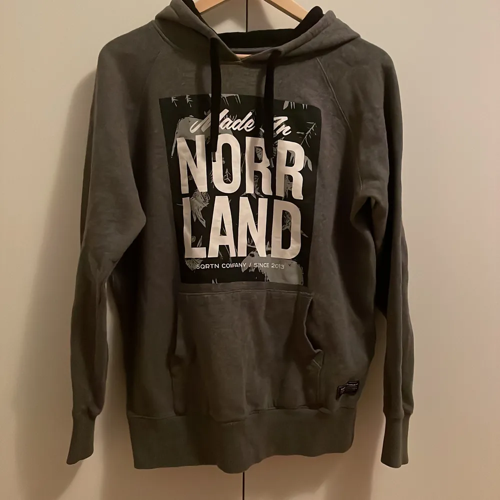 Säljer min norrlands hoodie då den inte kommer till andvändning längre den är i fint skick utan skador😀. Hoodies.