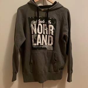 Säljer min norrlands hoodie då den inte kommer till andvändning längre den är i fint skick utan skador😀