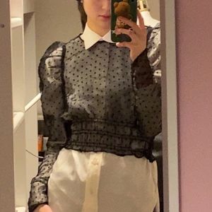 Sheer topp puffärmar - Otroligt snygg topp! Svart prickig sheer! Ny!! Skitbra för layering! Euphoria vibe! Classy och sexig❤️‍🔥 Nypris: 179kr. Skriv för fler bilder!! Pris kan diskuteras! Skriv bara💕