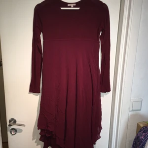 Vinröd klänning från Rabalder - Vinröd klänning med två sidenlager med en underkjol under. Köpt på Rabalder. Är i storlek 160 men passar lika bra i S. Den har några sömmar som gått upp, se bild 3. 