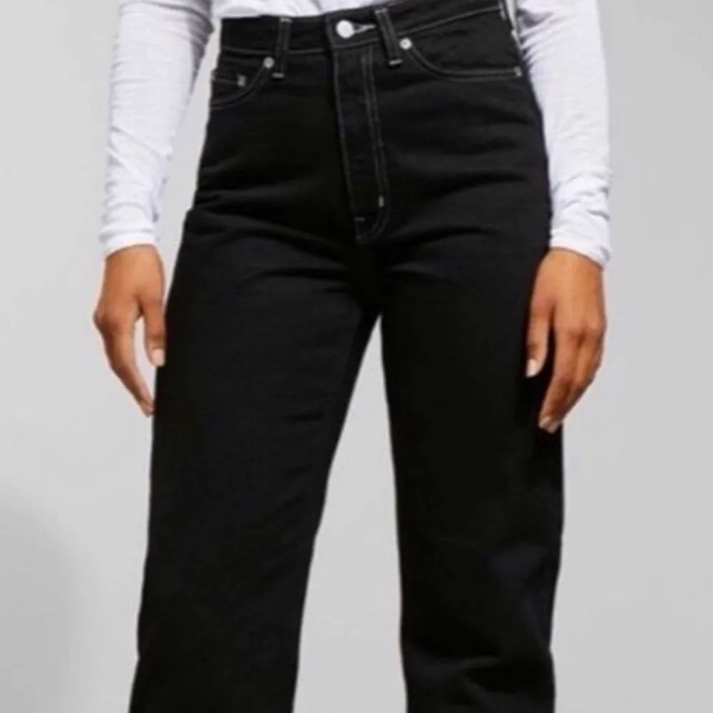 Säljer mina svarta jeans med vita sömmar från weekday! Super fin modell (row), inte min bild (på första)✨💕 säljer pga att dem är för korta för mig! Lite urtvättade men super fina!. Jeans & Byxor.