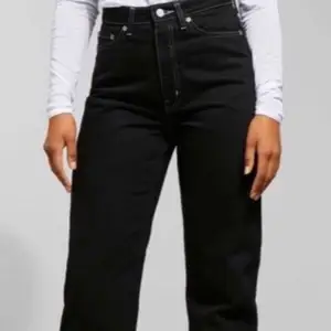 Säljer mina svarta jeans med vita sömmar från weekday! Super fin modell (row), inte min bild (på första)✨💕 säljer pga att dem är för korta för mig! Lite urtvättade men super fina!