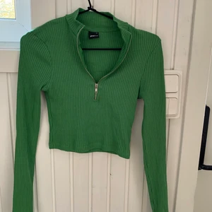 Topp - Grön ribbad crop top från Gina. Helt oanvänd och väldigt fin på. Storlek XS, pris 150kr + frakt💚💚💚