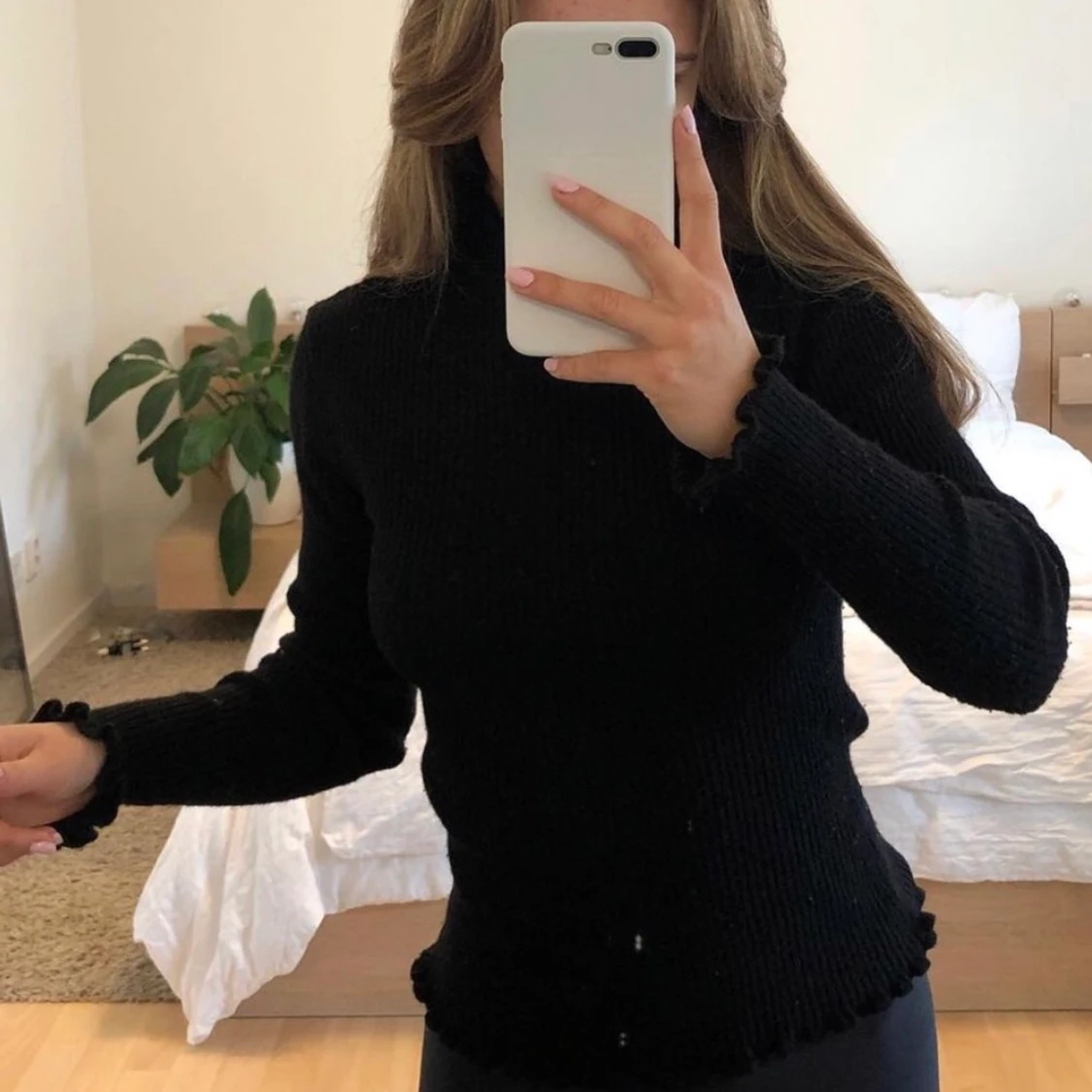 Stickad svart polotröja med volanger S