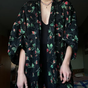 Magisk kimono  - snygg och skön kimono. passar perfekt att mysa och vara snygg i. köparen står för frakt. kan mötas upp i Göteborg.