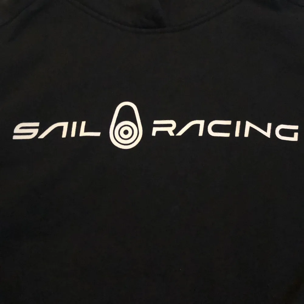 Säljer en sail racing hoodie i gott skick som ej kommer till användning💗 pris kan diskuteras . Hoodies.