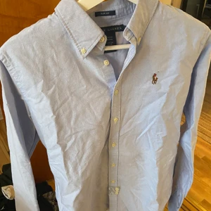 Skjorta från Ralph Lauren - Oanvänd blå skjorta från Ralph Lauren. Storlek 36, slim fit