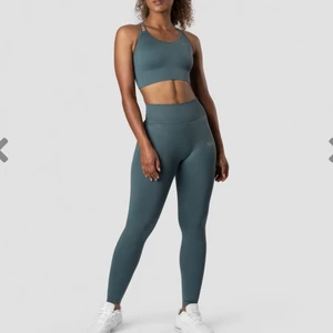 Tights från Icaniwill  - Säljer ett helt set från Icaniwill med sport bh och tights. Storlek S på tightsen och storlek M på sportbh. Använd ca 3 gånger, väldigt fint skick. #icaniwill (går att köpa separat för en liten dyrare slant, 180kr/styck). 