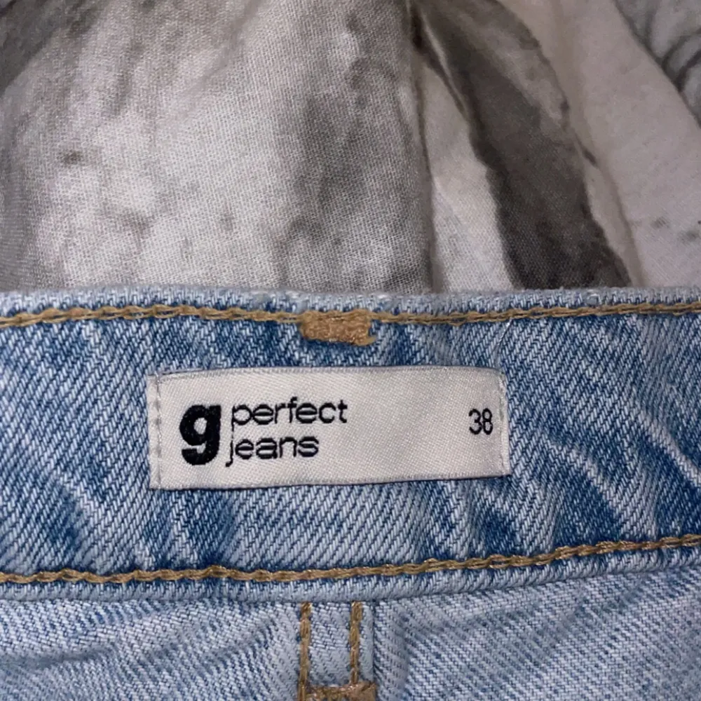 Dem är helt oanvända endast testade, säljer pga att jag köpte fel storlek💗. Jeans & Byxor.