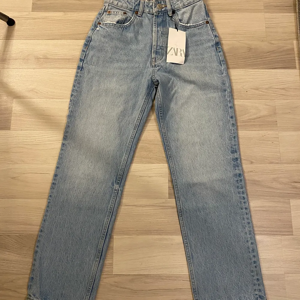 Superfina jeans från zara som är helt nya med lapp kvar, 150 kr plus frakt. . Jeans & Byxor.