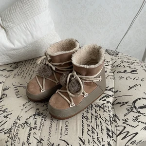 Inuikii skor - Säljer mina inuiikiskor då dom inte kommer till användning längre. Saknas en boll vid ena snöret, men går att lägga till själv. Nypris ca 3000kr. Använt skick. Kan tänka mig gå ner i pris vid snabb affär. 