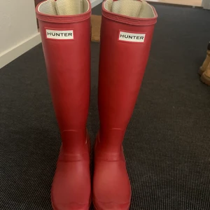 Röda hunter stövlar - Säljer ett par röda hunter stövlar i storlek 35/36. Använt men fint skick. Har justerbar vadbredd/omkrets så är väldigt anpassningsbara. 
