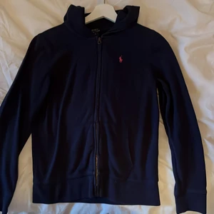 Marinblå Ralph Lauren kofta - Marinblå Ralph Lauren kofta i storlek L (16 år) i barnstolek. Passar XS och S💕 Rosa märke, självklart äkta ☺️