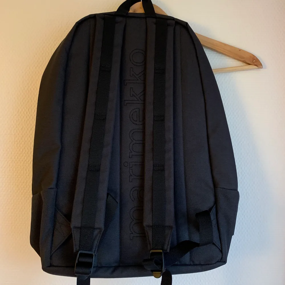 Säljer en ryggsäck, ”Kortteli city backpack”, från Marimekko. Aldrig använd. Små fack inuti, bland annat datorfodral. . Väskor.