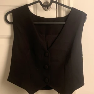 svart kostym väst - helt helt ny, aldrig haft på mig! säljer på grund av att det är inte riktigt min stil längre men den passar jätte bra med till exempel en vit skjorta under <3 XS egentligen men passar mer som en S 
