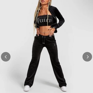 Juicy Couture byxor - Svarta juicy couture byxor, använda fåtal gånger, ingen text på baksidan💕 köparen står för frakten