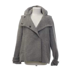 Jätte fin grå kappa från Zara i storlek M men passar mer en S-XS! 