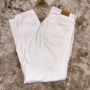 Vita jeans, GinaTricot, strl 36 - Vita snygga mom-jeans i bra kvalitet. Har även trendiga kontrastsömmar över hela plagget. Köpta på GinaTricot men är slutsålda. Använd några gånger men säljer då jag skulle behöva en storlek större. Väldigt bra skick. Nypris 499, säljer för 100kr. Strl 36