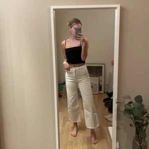 Jeans vita kickflare - Vita kickflare jeans. Snyggt avklippta där nere. Fint skick använda ca 2-3 gånger, inga skador. 
