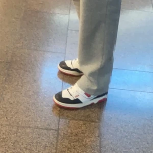 New balance 550 - Säljer mina 550’s då dom bara står. Nypris 2580:- från miinto. Använda skonsamt skick: 8/10, Srl 44/44,5