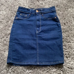 Blå kjol - Fin stretchig blå kjol från Gina Tricot i storlek S. Använd kanske 2 gånger så i jättebra skick och säljer för att den inte kommer till användning. Skriv för fler bilder.