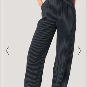 Kostymbyxor nakd🖤 - Sparsamt använda kostymbyxor från nakd✨                  svarta med vita ränder i storlek 36🖤