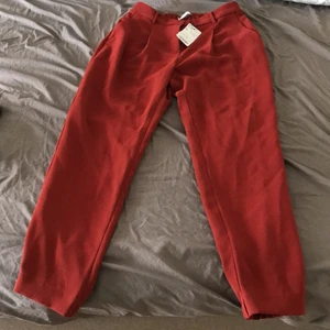 Byxor - Fina byxor från mango. Säljer för de ej passar mig . Storlek 34. Köpt för 348kr. Färg: röd/orange