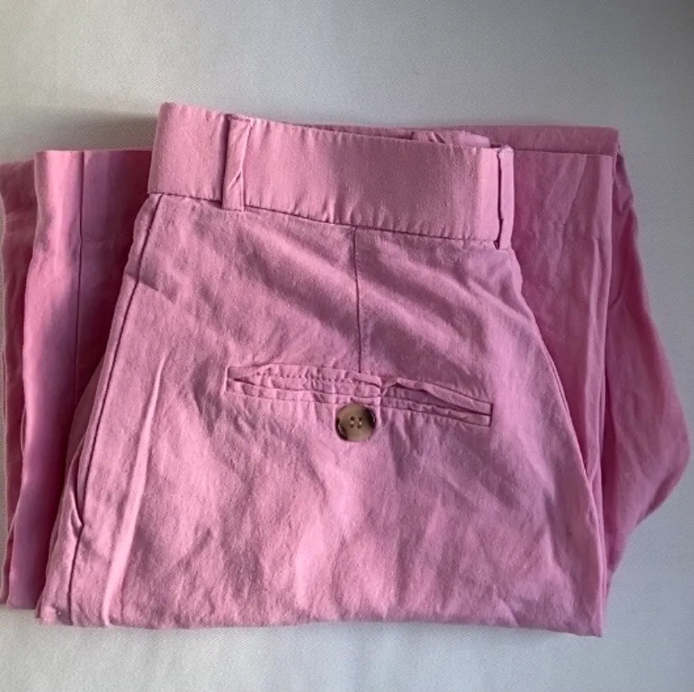 Superfina baggy byxor som jag tyvärr råkade krympa i tvätten :( De har fortfarande den där baggy känslan men sitter nu lite tajt i midjan så säljer, endast använda ca 3 gånger <3. Jeans & Byxor.
