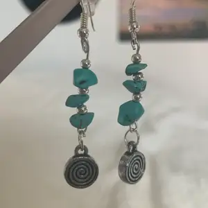 these are really cute fairycore earrings with real blue agate pieces! blue agate is used for reducing stress and anxiety!! 