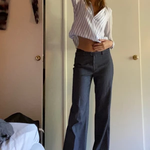 ljusblårandig skjorta - en ljusblå/vitrandig skjorta i tunnt skönt material (dvs inte stel skjortkänsla utan mer likt blus blandat med bomull??) går att vika upp ärmarna och knäppa med en knapp vid armbågen om man vill! storlek 34 men passar även 36 och 38 (som jag egentligen är) säljer för 80kr 🎀