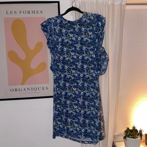 Blå blommig klänning med volang! - Fin blommig klänning, bara testad! Från Ginatricot