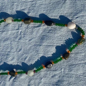 Halsband  - INTRESSEKOLL! Halsband jag gjort själv av stenar och pärlor. Buda och skriv vilka pris ni tycker är rimliga. Jag tänker runt 100kr med ingående frakt. 