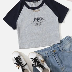 ängel topp från Shein💕 - topp med trycket av en ängel och texten ”angel baby” köpt här på Plick (har lånat bild 2 och 3 av henne) men är ursprungligen köpt på Shein💕 samma pris som jag köpt för💕 i nyskick