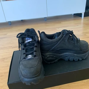 Buffalo skor - Svarta Buffalo skor, strl 37. Använda fåtal gånger, mycket fint skick. 800kr. Frakt tillkommer!