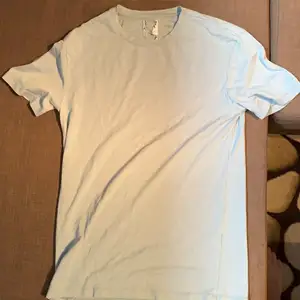 Zara t-shirt with a tight and stretch fit. Worn for a month and the t-shirt itself feels brand new. I tried to rip of the tag på but was unsuccessful. Barely noticeable when worn.