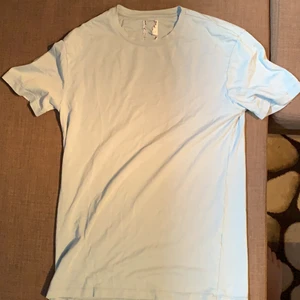 Zara t-shirt (light blue) - Zara t-shirt with a tight and stretch fit. Worn for a month and the t-shirt itself feels brand new. I tried to rip of the tag på but was unsuccessful. Barely noticeable when worn.