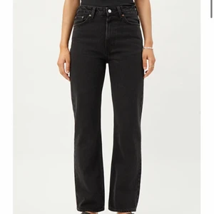 Weekday jeans - Svarta jeans från Weekday i modell Voyage. 28/30 alltså midja 28, längd 30. Använda ett fåtal gånger, men inga defekter. Skriv privat för fler bilder/frågor. Nypris 500kr