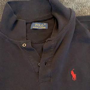 Säljer en Ralph lauren piké, i väldigt bra skick använts 2-3 gånger. Storleken är Medium men sitter ganska tajt. Nypris 999kr säljer för 500kr, pris kan diskuteras. Köparen står för frakt.