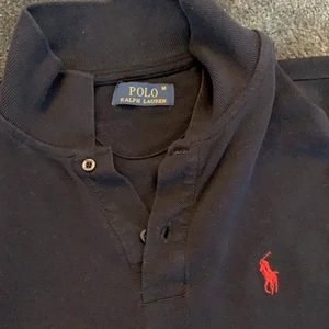 Ralph lauren piké  - Säljer en Ralph lauren piké, i väldigt bra skick använts 2-3 gånger. Storleken är Medium men sitter ganska tajt. Nypris 999kr säljer för 500kr, pris kan diskuteras. Köparen står för frakt.