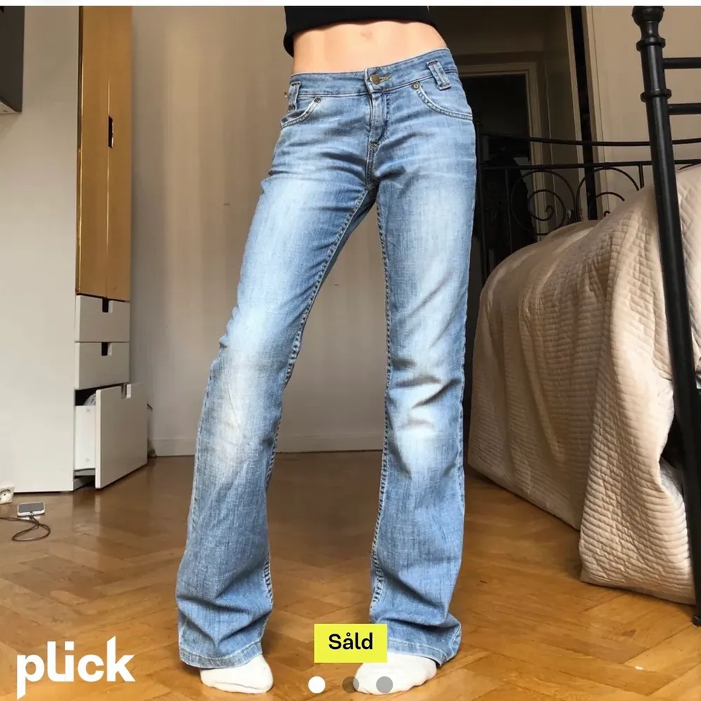 Säljer dessa jeans jag köpte på plick som tyvärr var lite för små på mig som är 173💛. Jeans & Byxor.
