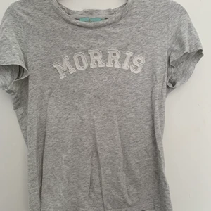 Grå Morris t-shirt  - Använd några gånger men fortfarande i bra skick, frakten diskuteras sen 