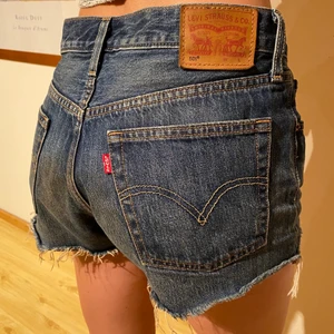 Levis shorts W28 - Säljer dessa snygga mörkblåa levi’s shortsen i W28 (storlek S-M)😍 tyvärr passar de inte längre mig så hoppas hitta nån annan som kan få bättre användning av dem🥰 självklart äkta & i bra skick, knappt använda! Hör av dig vid frågor! Rensat ur garderoben så kika gärna in på min profil💫