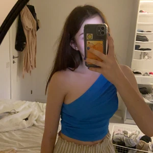 En Axel blå topp - Den är super fin men känner inte att den kommer komma till användning, Verkligen fin och bra material köpt från shein för kanske 50kr så priset plus frakten tsm blir billigare 💙💙💙kolla gärna in mina andra kläder så kan jag samfrakta 