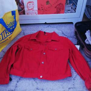 Röd jeans jacka från hm säljer för 150 priset kan diskuteras. Har använts 1 gång. 