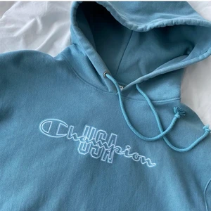 Champion hoodie - As snygg croppad oversized Champion hoodie🤍 Har använt den väldigt sparsamt! Köpt i usa för 2 år sedan på pacsun. Säljer då jag inte har fått någon användning av den de senaste året. Skicka privat vid frågor, intresse eller för fler bilder!💗 skickar spårbart!!