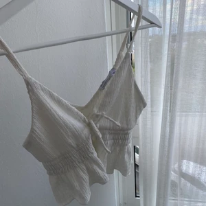 gulligt linne - säljer detta fina linne/topp från bershka!! Köptes denna sommaren och har inte kommit till användning